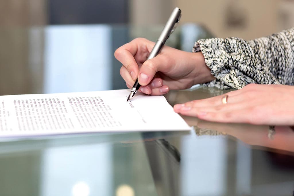 Abogados expertos en la revisión de contratos en Ferrol