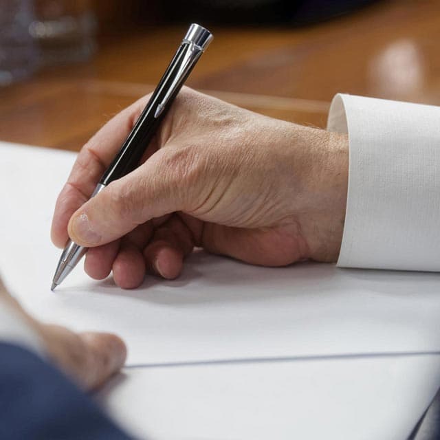 Proteja sus intereses con un abogado experto en contratos en Ferrol